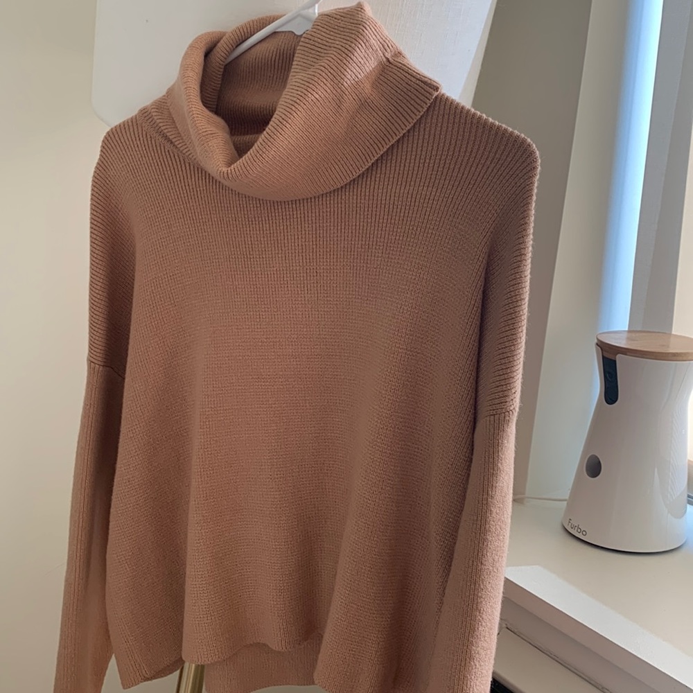 Cropped turtle neck with oversized sleeves